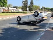 فيديو: 4 إصابات بحادث طرق وانقلاب مركبة شرق يافا